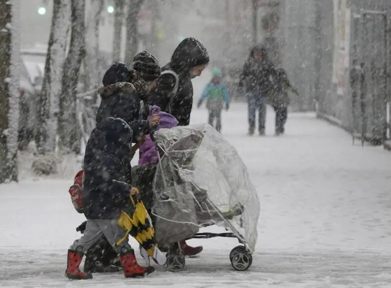 美国遭遇暴风雪 数千航班取消机关放假