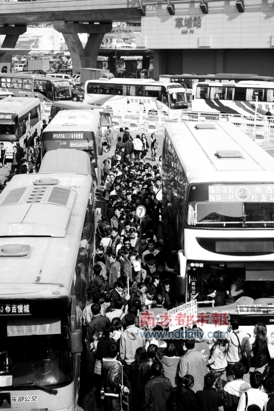 深圳地铁3号线元旦客流爆满 部分车站人山人海