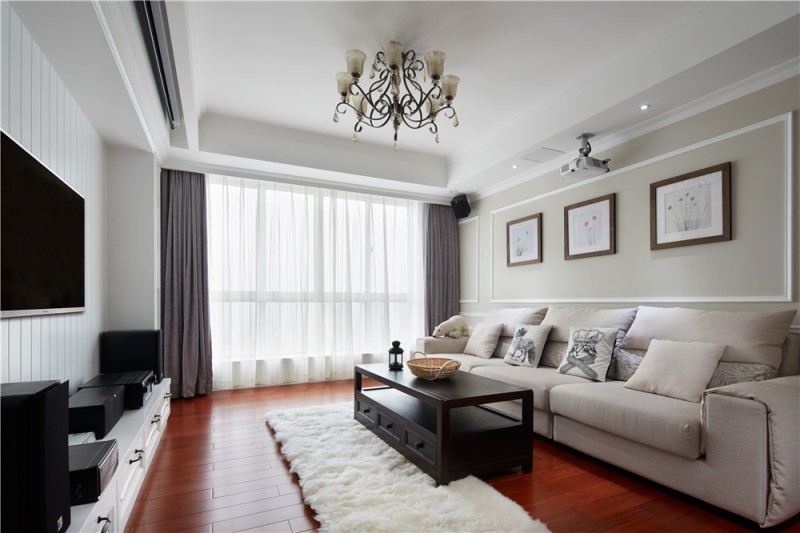 白色地毯搭配在深色实木地板让,让客厅更温馨富有质感.