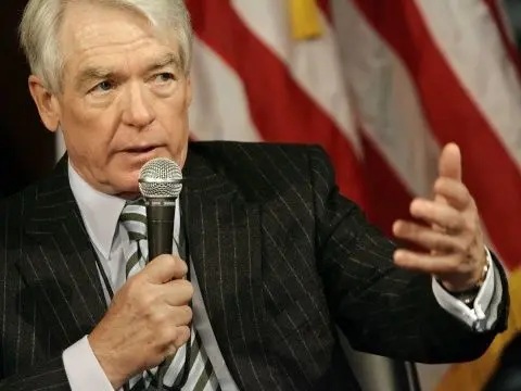 金融家charles schwab曾采摘和销售过核桃.