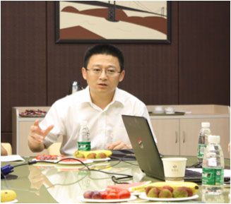 会议承办方斯亚集团房地产公司副总经理刘晓林先生致开场辞