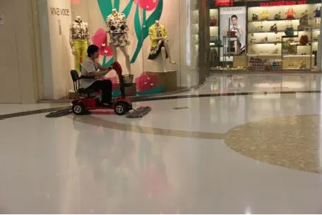 图2：北京朝阳大悦城引进小型清扫车