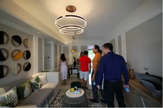 (客户在参观样板房)