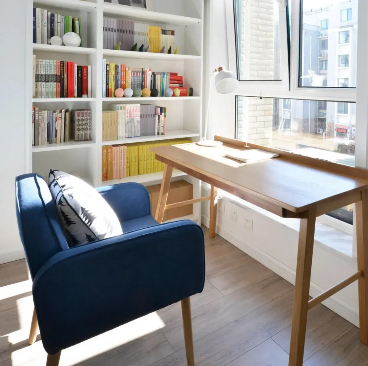 书房门窗大多简洁透光,家具低矮且不多,给人以宽敞明亮的感觉.